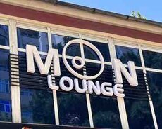Moon Lounge reklam lövhəsi