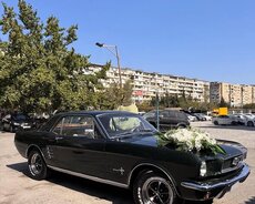 Retro Ford Mustang gelin maşıni